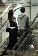 独家：高圆圆黑裙装现身机场 聊手机疑隔空传情