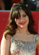 组图：佐伊妹妹着金色亮片裙甜美走红毯