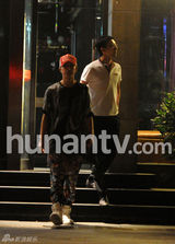 组图：韩庚江铠同吃火锅小心翼翼甜蜜回家