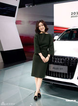 组图：秦海璐杭州出席代言活动 墨绿色礼服大气优雅