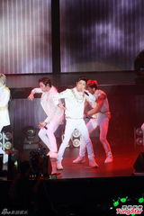 组图：韩组合B.A.P香港开唱 粉丝玩cosplay