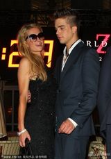 组图：帕丽斯-希尔顿与男友当众热吻秀恩爱