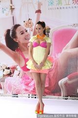 组图：关颖低胸爆乳装为代言内衣走秀
