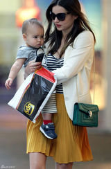 组图：辣妈米兰达风姿绰约 宝贝儿子诠释“天然呆”