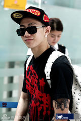 组图：韩歌手朴宰范赴美举行演唱会亮相机场