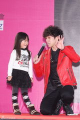 组图：倪安东陈汉典领军面包魂大队 街头发红包造势