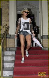 组图：蕾哈娜穿凯特-摩丝头像T出街 豪迈秀象腿