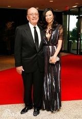 组图：邓文迪华服集锦 体现时尚品味