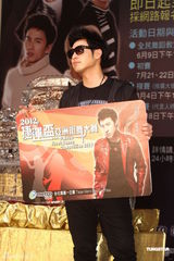 组图：潘玮柏8月推新专辑 自曝私下十分邋遢