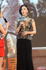 组图：黄晓明拒春晚邀约 吕佳容爆乳陈乔恩偷瞄