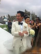 组图：大S纯白婚纱牵手新郎汪小菲出场 甜蜜拥吻