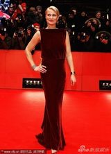 组图：《皇室风流史》首映 麦德斯透视黑裙秀美腿