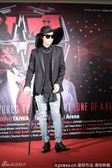 高清图：GD格格巫造型台北造势 笑称拄拐帅