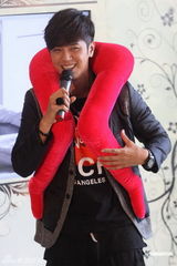 组图：罗志祥携新专辑进京 挑女友需考虑妈妈意见