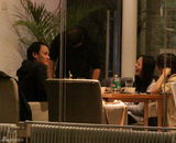 高清：姚晨新戏杀青送礼不手软 与宁财神逛胡同