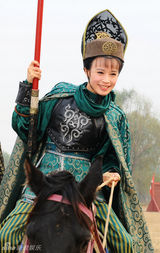 高清图：石小群变身叛逆平民代言人 百变造型成看点