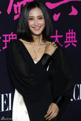 组图：张歆艺露美背 深V长裙性感高贵女神范