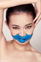 组图：崔天琪全裸写真曝光 变身小丑双手遮胸