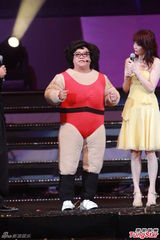 组图：曾志伟薛家燕扮肥姐 郑欣宜隔空寄思念