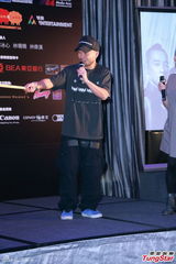 组图：古惑仔将登红馆开唱 陈小春感慨落泪