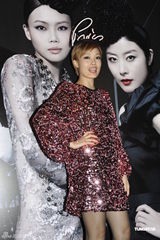 组图：容祖儿身穿亮片短裙亮相脚踩七色高跟鞋