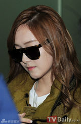 组图：少女时代Jessica休闲装亮相机场赴台拍写真