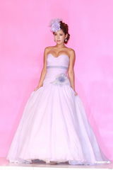 组图：吴千语首走婚纱秀坦言享受浪漫气氛