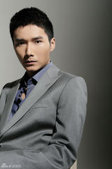 组图：李泰全新写真 尽展轻熟绅士魅力