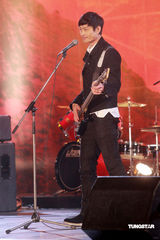 幻灯图：《天与地》热拍 佘诗曼裹棉袄陈豪玩乐队