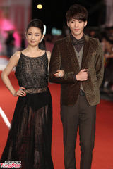 组图：林依晨黑色透视装走金钟红毯