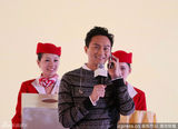 组图：张智霖印花衫亮相 被美女空姐夹击享艳福