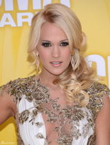 组图：安德伍德着曳地白裙美艳亮相音乐奖