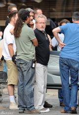 组图：电影《顾问》片场 法斯宾德西装耍帅