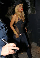 组图：蕾哈娜透视装配烈焰红唇 性感显露手枪纹身