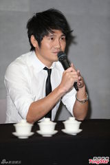 组图：曹格酒后闹事召开记者会 敬三杯茶道歉