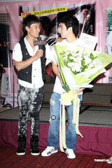 高清组图：房祖名台湾宣传新片 与美女合作跳绳