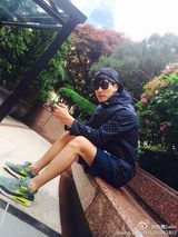 组图：张亮黑超短裤送福利 秀白花花大长腿