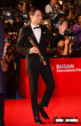 组图：釜山电影节开幕 千正明西装笔挺亮相红毯