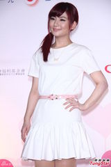 组图：Selina与老公共同做公益 浅笑清新似少女