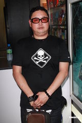 组图：连诗雅不担心遭揩油 与陈静仪比拼性感