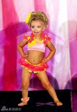 组图：3岁女童获近百选美冠军萌翻网友