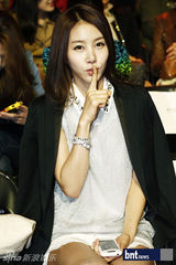 组图：韩星金正敏张在仁亮相首尔时装周