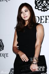 组图：韩星高小英时尚性感为品牌站台