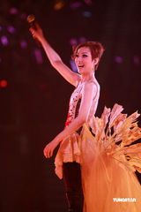 幻灯：郑秀文许志安相拥献唱 梁洛施李嘉欣捧场