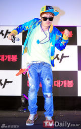 组图：韩片《车刑警》首映演唱会ULALASESSION捧场