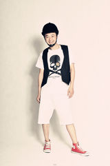 组图：包贝尔儿童节卖萌  手捧黄花《致青春》