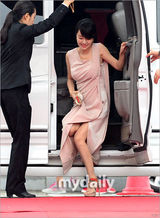 组图：李贞贤飘逸薄裙现身红毯显丰满酥胸