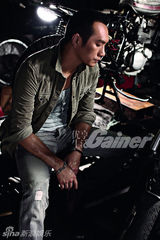 组图：黄觉酷帅写真变身摩托发烧友