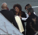 组图：惠特尼-休斯顿家人哀悼 其母现身需人搀扶