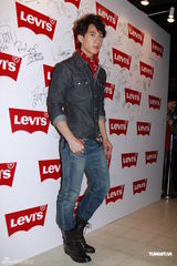 组图：吴尊牛仔装出席活动 谈及生日感动不已